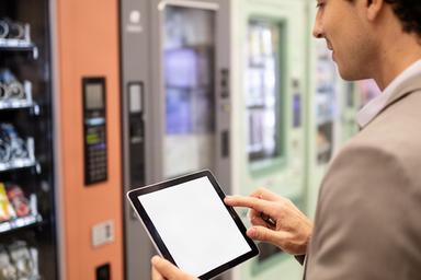 Operatore che controlla una rete di distributori automatici tramite tablet